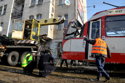Ok. godz. 8:00, tramwaj nr 7, jadacy w kierunku Nowego...