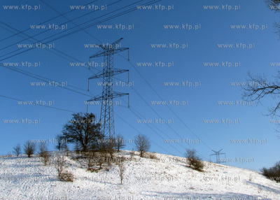 Slupy wysokiego napiecia we wsi Niestepowo na Kaszubach....