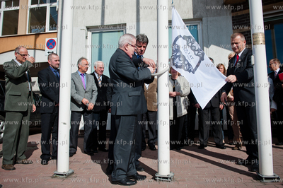 Zukowo. Uroczyste wciagniecie flagi na maszt przed...