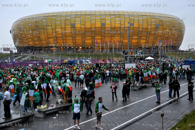 Gdansk. Hiszpanscy i irlandzcy kibice w drodze na PGE...