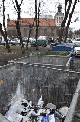 Brudne i zaniedbane gdańskie podwórko na ul. Podwale...