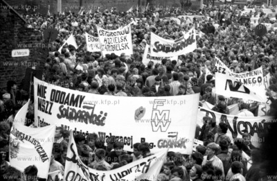 Manifestacja mieszkańców Gdańska przed kościołem...