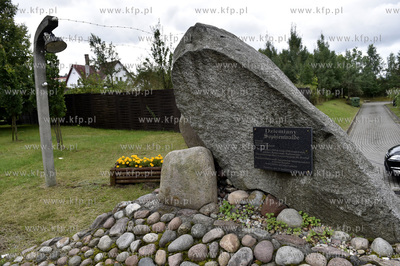Dziemiany na Kaszubach. Pomnik przypominający o znajdującym...
