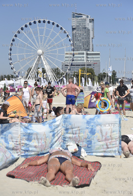 Plaża Gdynia - Środmieście. Nz. Koło widokowe w...