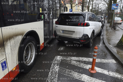 Źle zaparkowany samochód zablokował przejazd  autobusu...