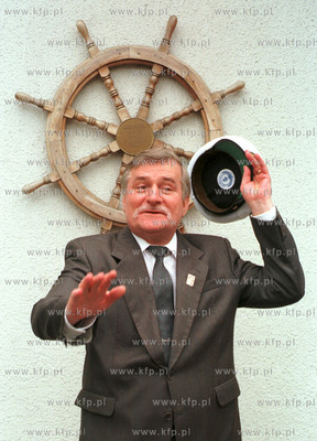 Prezydent Lech Walesa obok wejscia do swojego starego...