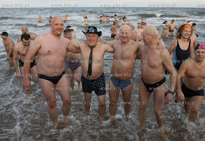 Gdansk Jelitkowo. Morsy witaja Nowy Rok kapiela w morzu.
01.01.2010
fot....
