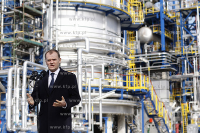 Gdansk. Wizyta premiera RP Donalda Tuska ( nz ) w gdanskiej...