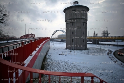 Stary wiadukt nad torami i wieza cisnien w Letnicy.
12.02.2013
fot....