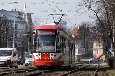 Gdańsk. Tramwaj linii 11 ( Bombardier NGT6 ) przy...