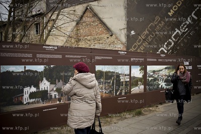 Wystawa na ogrodzeniu inwestycji przy al. Grunwaldzkiej...