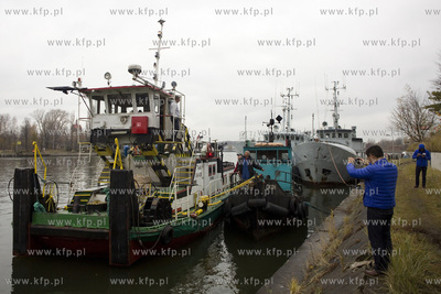 Transport historycznego holownika Okoń z przystani...