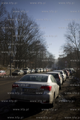 Zaparkowane auta przy al. Legionów w Gdyni.
15.02.2017
fot....