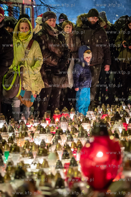 Mieszkańcy Gdańska pod Urzędem Miasta oddają hołd...