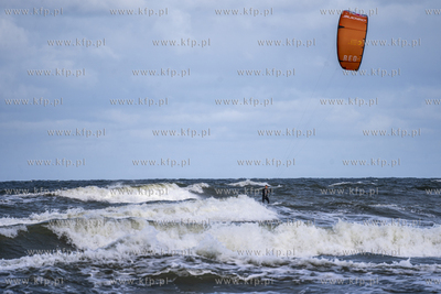 Kitesurferzy w Lubiatowie. 01.10.2023 fot. Paweł Marcinko...