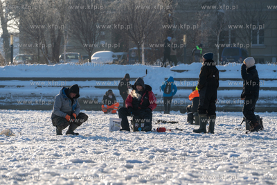 Zima. Łowienie na lodzie przy przystani Żabi Kruk...