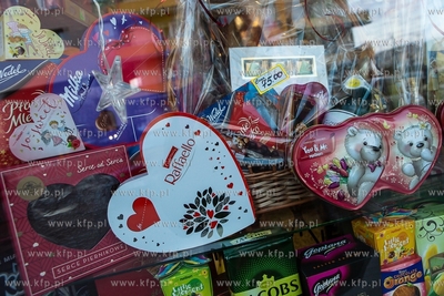 Gdynia. Walentynkowe witryny sklepowe. 08.02.2019 /...