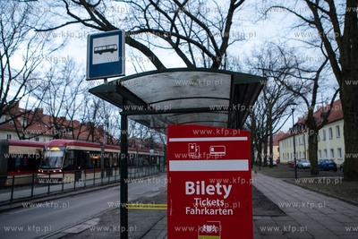 Gdańsk, Przystanek tramwajowy Zamenhoffa. Nz. Automat...