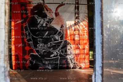 Gdańsk. Street art w Stoczni Cesarskiej. Nz. Spawacz...