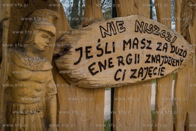 Rzeźbiony przystanek autobusowy w Bolszewie, gmina...