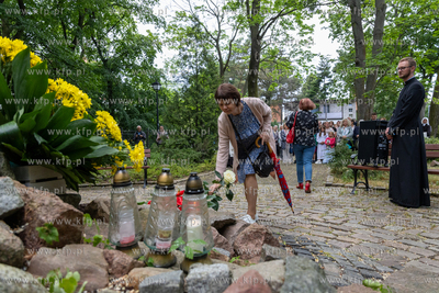 Sopot. Złożenie kwiatów pod krzyżem papieskim w...