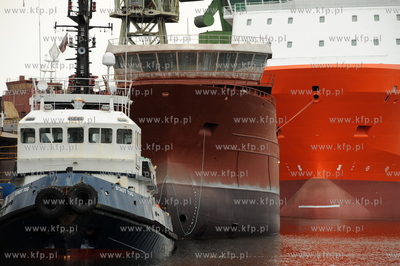 Stocznia Gdanska w niedziele. n/z holowni Stadt Tug,...