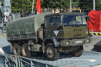 Port wojenny Gdynia Oksywie. 32 zolnierzy i 13 pojazdow...