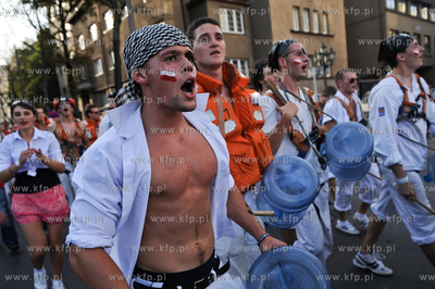 Gdynia. Parada zalog startujacych w Zlocie Zaglowcow...