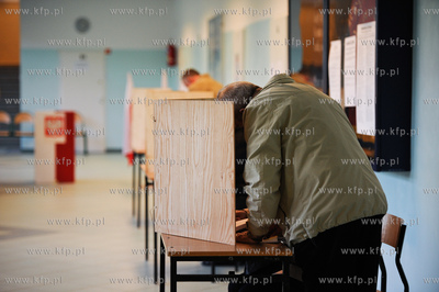 Gdansk. Obwodowa Komisja Wyborcza nr 80 w Gimnazjum...