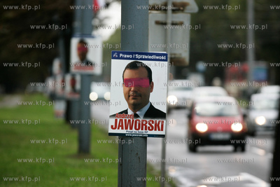 Gdansk. Al Zwyciestwa. Pozaklejane plakaty wyborcze...