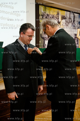Gdansk. Historyczna sala BHP. Wreczenie odznaczen panstwowych,...