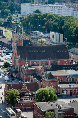 Gdansk. Widok na budynek Dworca Glownego PKP z wiezowca...