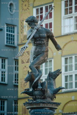 Gdansk. Zdemontowana czesc lewej reki fontanny Neptuna....