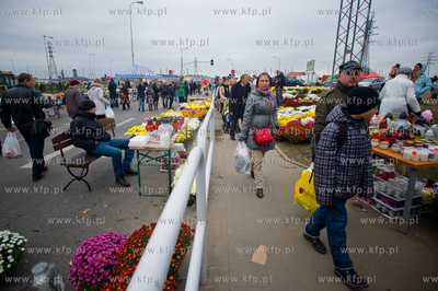 Gdansk. Cmentarz Lostowicki. Swieto Zmarlych. Nz stoiska...