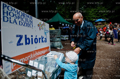 Gdansk. Swieto ulicy Jaskowa Dolina. 
Nz zbiorka pieniedzy...