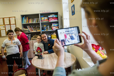 Gdansk. Jacek Kawalec odwiedzil dzieci w Klinice Pediatrii,...