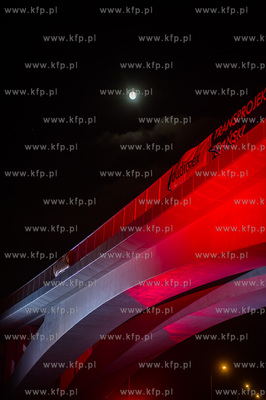 Gdansk. Nowy wiadukt PKM nad ul. Slowackiego oswietlony...