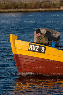 Kuter rybacki wplywajacy do portu w Kuznicy. 19.08.2015...