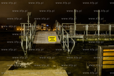 Gdańsk. Wysoki poziom wód Motławy, który jest efektem...