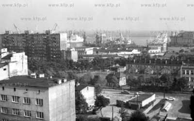 Gdynia na pierwszym planie plac Kaszubski, w glebi...
