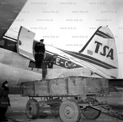 Zaladunek samolotu czeskich linii lotniczych TSA na...