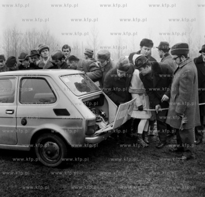 Prezentacja dwoch samochodow najnowszej marki fiat...