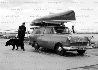 Stojacy przy basenie jachtowym Zaruskiego w Gdyni Opel...