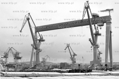 Dzwigi stoczniowe w stoczni im. Komuny Paryskiej w...