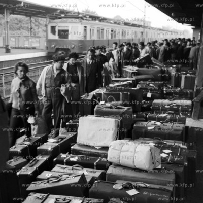 W oczekiwaniu na pociąg.(lata60)
1960
0008047z wrzeszcz
Fot....