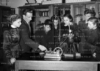 Omawianie zasady działania maszyny parowej w szkole...