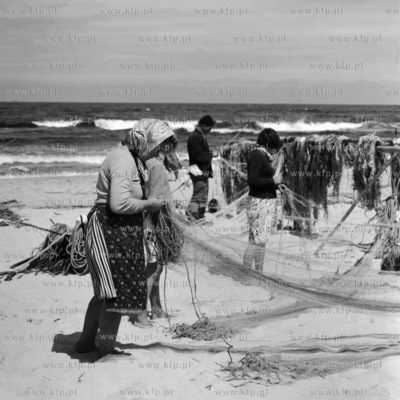 Naprawa sieci rybackich na plaży. (lata60).
1960
0005076z_wrzesien
Fot....