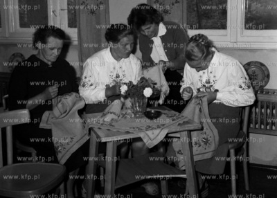 Nauka haftu kaszubskiego. (lata50)
1958
0005247z
Fot....