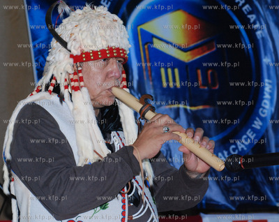 Osiemnastoosobowa grupe indian ze Stanow Zjednoczonych...