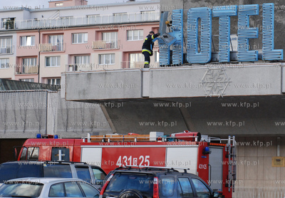 Strazacy zabezpieczaja uszkodzone przez silny wiatr...